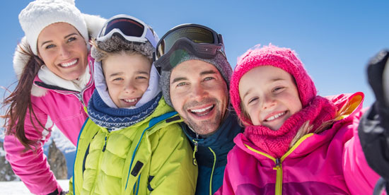 famille en vacances au ski